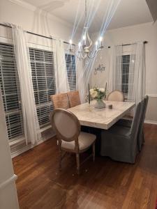 Spacious Family Home, pool table, pool, pets, 4bed