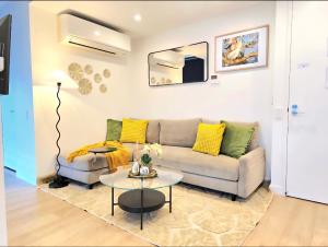 Modern CBD Apartment With Skyline Views , Pool Gym & Free Parking