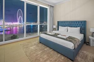 Beachfront Balcony with Priceless Sunset Views Iconic Dubai Vacation