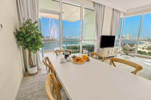 Beachfront Balcony with Priceless Sunset Views Iconic Dubai Vacation