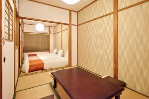 Maximum 10 people , 5 minutes by train to Namba , 65square , Japanese-style tea room , Private old house , Suitable for families