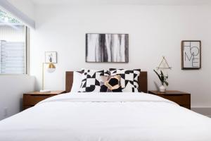 Designer Urban Retreat w Rooftop Deck & Fireplace