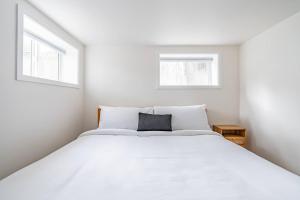 Quintessential Queen Anne charmer w 7Beds4Baths