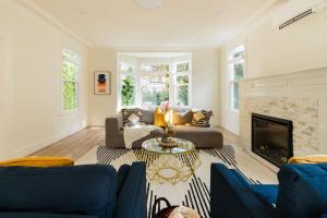 Stroll to heart of Cap Hill from a Mini-mansion