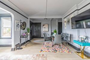 Spacious 9BR Ballard Craftsman perfect for groups