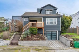 Spacious 9BR Ballard Craftsman perfect for groups