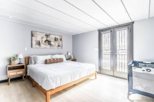 Spacious 9BR Ballard Craftsman perfect for groups