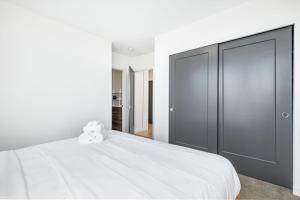 Modern Comfort 3BR Retreat Chefs Kitchen
