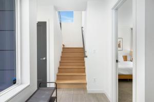 Modern Comfort 3BR Retreat Chefs Kitchen