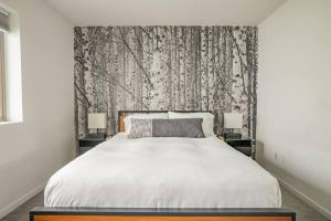 Stylish Urban Retreat w Rooftop Deck