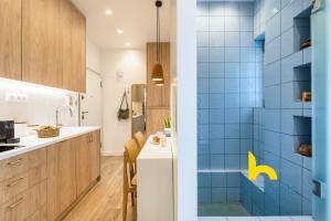 Stylish Love Nest W Balcony in Heart of Koukaki!