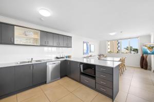 Beachfront Luxury 3BR Newport Apartment Sea & Marina Views