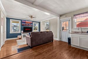 Charming 1 Bedroom Duplex in Memphis 2 Miles from Midtown and Crosstown Free WiFi Pet Friendly