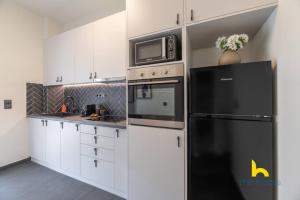 Top-Floor Oasis, King-Bed & Whirlpool, Acropolis!