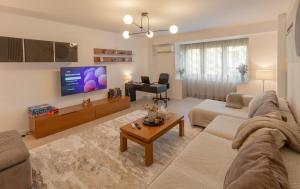 Elegant 2BR Apartment in Chic Area