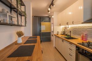 Elegant 2BR Apartment in Chic Area