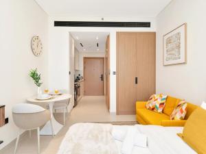 Spacious Studio with Balcony Pool & Gym