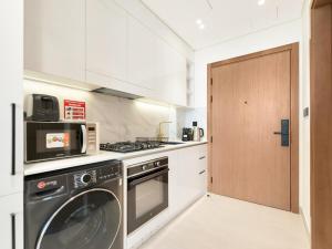 Spacious Studio with Balcony Pool & Gym