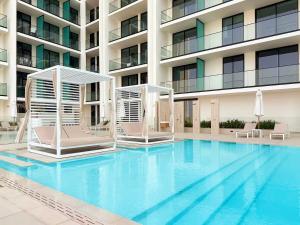 Spacious Studio with Balcony Pool & Gym