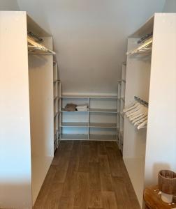 Maison moderne entre terre et mer