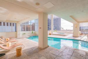 Sleek Downtown PHX High-Rise City Views & Top Am
