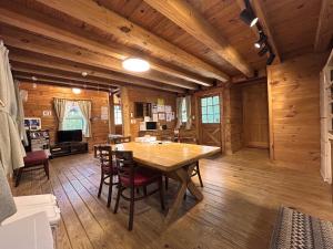 松川湖の目の前に佇む貸切ログハウス 1棟貸切 バーベキュー ペット相談可 長期滞在 カラオケ ファミーユ松川湖