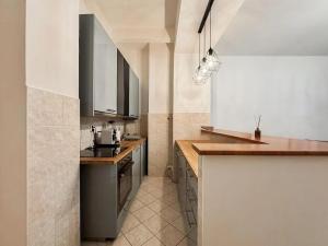 1BR in Prague 8 - Karln Open-Plan Living Kitchen - for 5 Guests