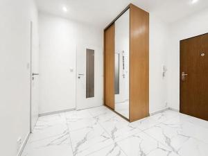 1BR in Prague 8 - Karln Open-Plan Living Kitchen - for 5 Guests