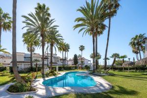 Bright Chalet with Swimming Pool and Close to Sea