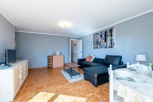 Spacious apartment with Pool, 3 min from the BEACH