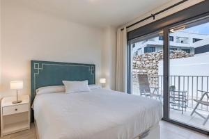 Modern Flat with 2 Bedrooms, Terrace, and Pool in Cala de Mijas