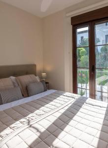 Charming House 2BR with Patio, Pool and Parking