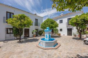 Charming House 2BR with Patio, Pool and Parking