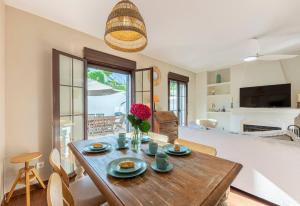 Charming House 2BR with Patio, Pool and Parking