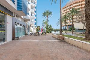 Modern 1 Bedroom Apartment, Steps from the Sea & Downtown