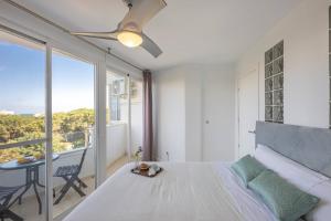 Marvellous 1 Bedroom Beachfront Flat with Parking and Pool