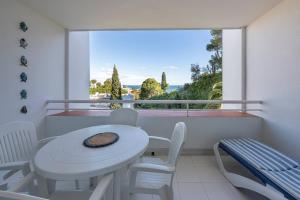 Luminoso Estudio con Terraza, Piscina y Vistas al Mar