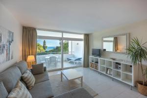 Luminoso Estudio con Terraza, Piscina y Vistas al Mar