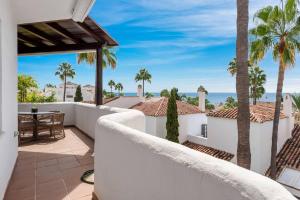 Gorgeous 3 Br Apart with Sea Views, Pool