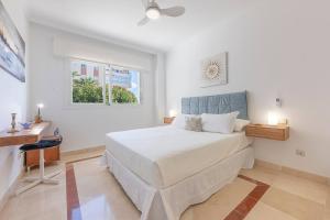 Elegant Apartment, Steps from the Sea with Parking Included