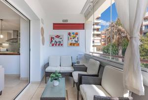 Elegant Apartment, Steps from the Sea with Parking Included