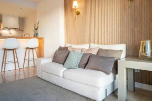 Modern Flat in Marbella, 2BR, Pool & Parking