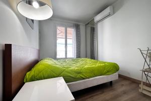 One-bedroom apt with balcony on Rue Hoche