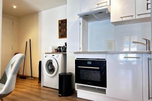 One-bedroom apt with balcony on Rue Hoche