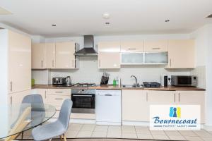LILYPAD by BOURNECOAST- A Lovely Second Floor Flat in Poole Town Centre with a Lift - FM10693