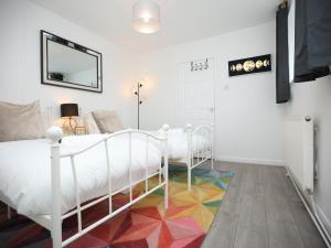 Rodney House By N And N stays a Spacious 4 bedroom house with free Parking In Swansea, Great for teams and longer stays