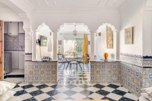 City Center Apt With a Stunning Beach View & WiFi