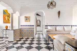 City Center Apt With a Stunning Beach View & WiFi