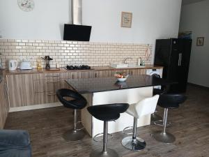 Spacious 3 Bedroom Apt Near the Sea