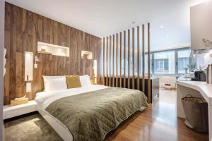 Bright & Modern Studio in Central Psyri King Bed